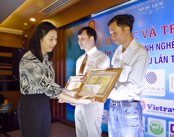 Bà Trần Thị Thu Hiền, Phó Giám đốc Sở Du lịch trao giải cho 2 tác giả đạt giải Nhì cuộc thi. 