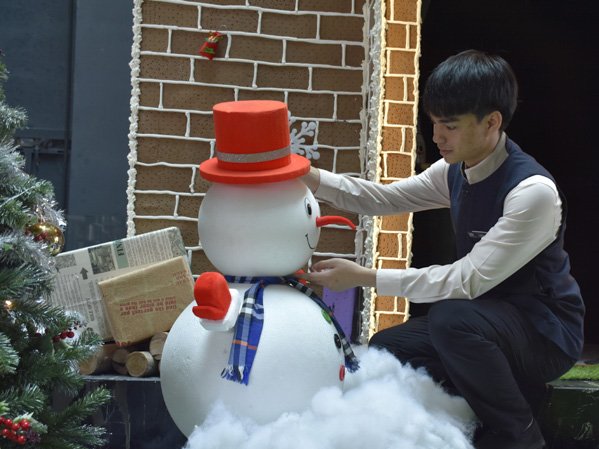 Nhân viên khách sạn Pullman trang trí tiểu cảnh người tuyết, chuẩn bị đón Giáng sinh.