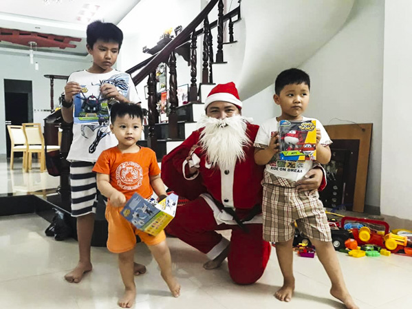 Nhóm Ông già Noel của anh Thạch Trọng Giang (127/16C, Phạm Hồng Thái, TP.Vũng Tàu) tặng quà một gia đình tại TP.Vũng Tàu dịp Giáng sinh 2017. 