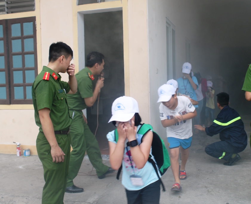 Các đội nghiệp vụ ký kết giao ước thi đua 