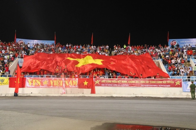 Những hình ảnh đẹp của cổ động viên Việt Nam trên sân vận động Mỹ Đình.