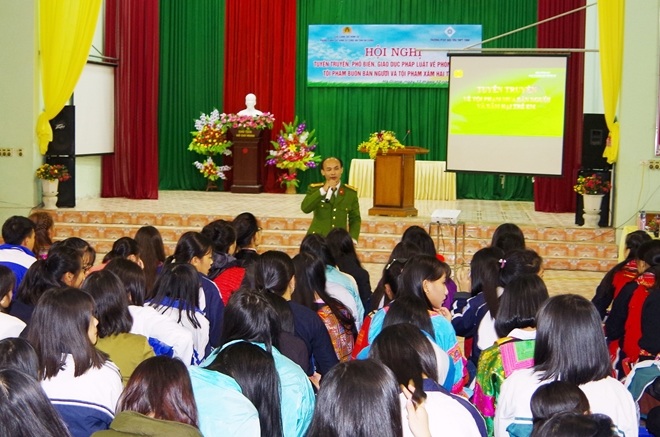 Cán bộ Cục Cảnh sát hình sự tuyên truyền phòng, chống tội phạm mua, bán người.