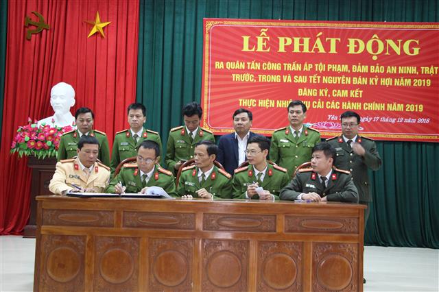 Các đội nghiệp vụ Công an huyện ký giao ước thi đua và cải cách hành chính