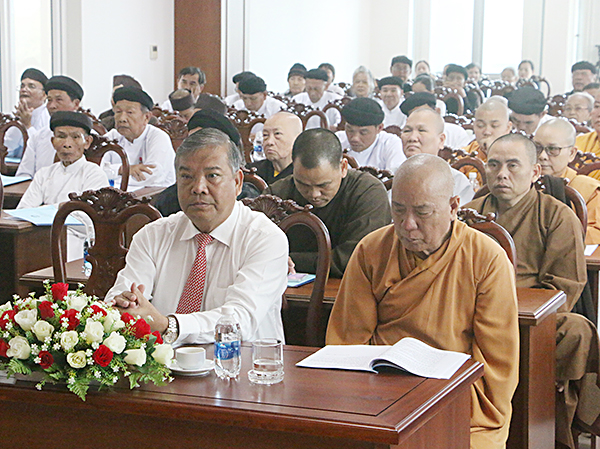 Đồng chí Bùi Thanh Nghĩa, Ủy viên Ban Thường vụ Tỉnh ủy, Chủ tịch UBMTTQ Việt Nam tỉnh chủ trì hội nghị.