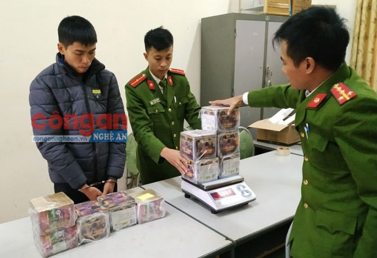 Công an huyện Anh Sơn đang tiến hành cân trọng lượng pháo