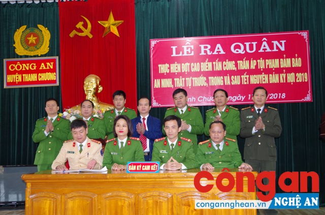 Đại diện các Đội nghiệp vụ, đại diện Đoàn thanh niên, Hội Phụ nữ, Công đoàn Công an huyện đã ký kết cam kết thi đua