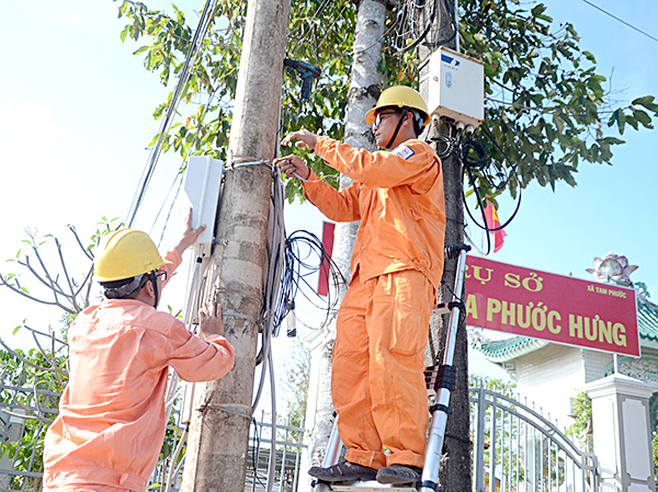 Đoàn viên, thanh niên Điện lực Long Điền kéo dây, lắp đồng hồ điện mới miễn phí cho hộ nghèo ấp Phước Hưng, xã Tạm Phước, huyện Long Điền.