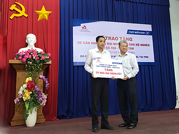 Ông Nguyễn Thanh Phong, Phó Tổng giám đốc Công ty TNHH Thép Miền Nam - VNSTEEL trao bảng trượng trưng quà tặng cho hộ nghèo huyện Châu Đức và Long Điền.