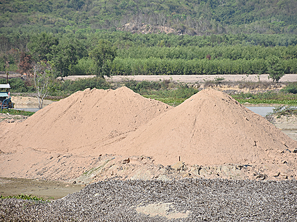 Nạo vét kết hợp tận thu cát tại hồ Bút Thuyền, huyện Long Điền.