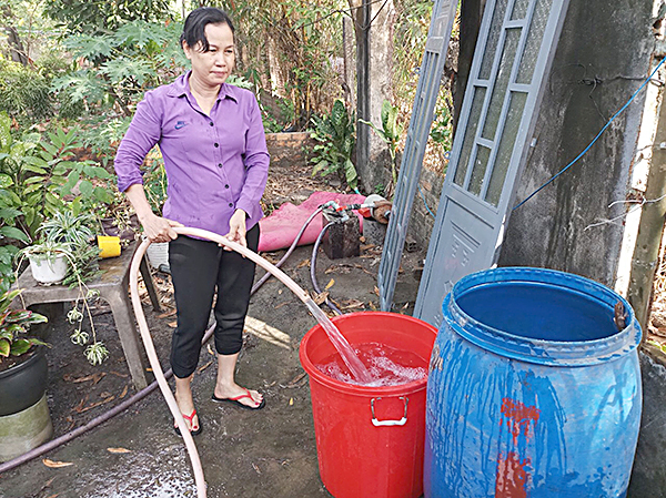 Hiện tại, gia đình bà Nguyễn Thị Thu (tổ 1, khu phố Phú Hà) vẫn phải lấy nước ô nhiễm từ giếng khoan để sử dụng vào việc tắm giặt.
