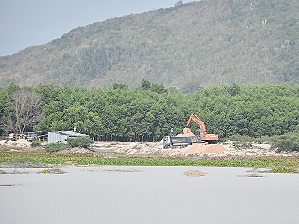 Nạo vét kết hợp tận thu cát tại hồ Bút Thuyền, huyện Long Điền. Ảnh: THÀNH HUY