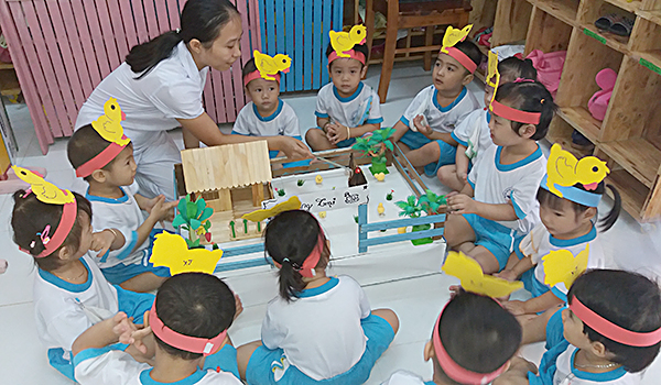 Một tiết học của bé tại Trường MN Hướng Dương (huyện Côn Đảo). Ảnh: KHÁNH CHI