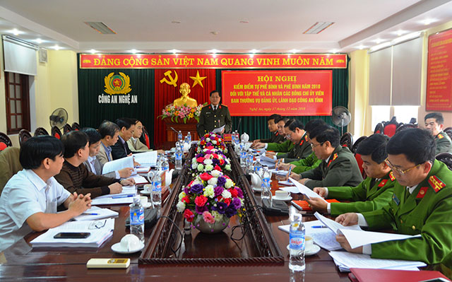 Đại tá, PGS, TS Nguyễn Hữu Cầu, UV BTV Tỉnh ủy, Bí thư Đảng ủy, Giám đốc Công an tỉnh chủ trì hội nghị