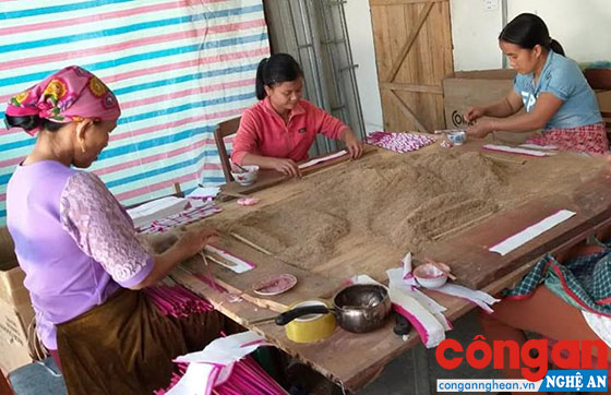 Nghề làm hương trầm ở Quỳ Châu thu hút khách du lịch