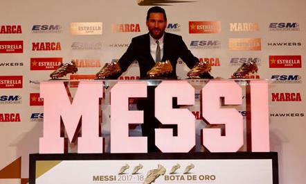 Messi bên 5 chiếc Giày vàng cao quý của mình