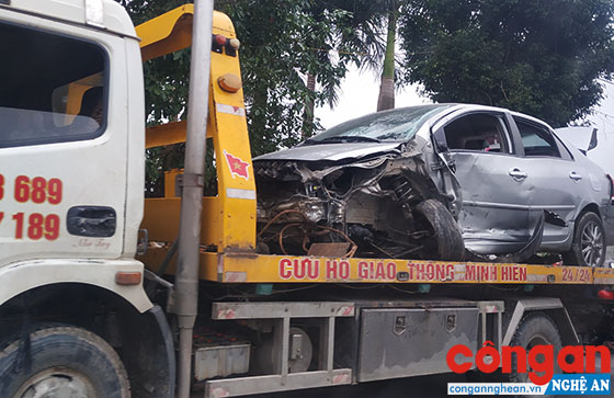 Chiếc ô tô bị biến dạng hoàn toàn sau tai nạn