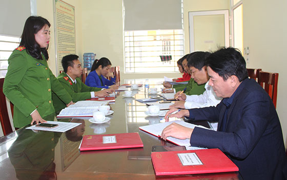 Tham gia Đoàn kiểm tra tại phường Hưng Dũng, Trung tá Nguyễn Thị Thanh Hoa, Đội trưởng Đội CSQLHC về TTXH Công an TP Vinh mong địa phương nêu cao trách nhiệm, đẩy mạnh phòng chống pháo.