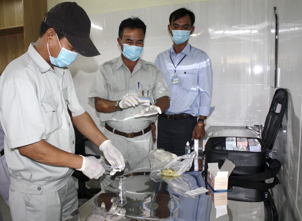 Nhân viên BQL chợ Rạch Dừa (TP. Vũng Tàu) lấy mẫu kiểm tra tại Trạm kiểm nghiệm nhanh tại chợ.