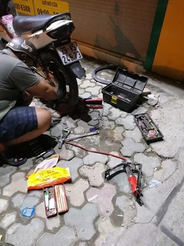 Thành viên nhóm cứu hộ Hà Nội đang vá xe giúp bạn Đông Hồng Hạnh.