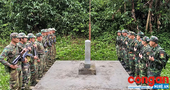 Đồn Biên phòng Tam Hợp, BĐBP Nghệ An phối hợp với Đại đội Biên phòng 251, Bộ chỉ huy Quân sự tỉnh Bôlykhămxay (Lào) tuần tra song phương biên giới Việt Nam - Lào