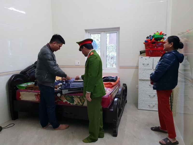  Khám xét nhà ở của Phan Văn Sơn.