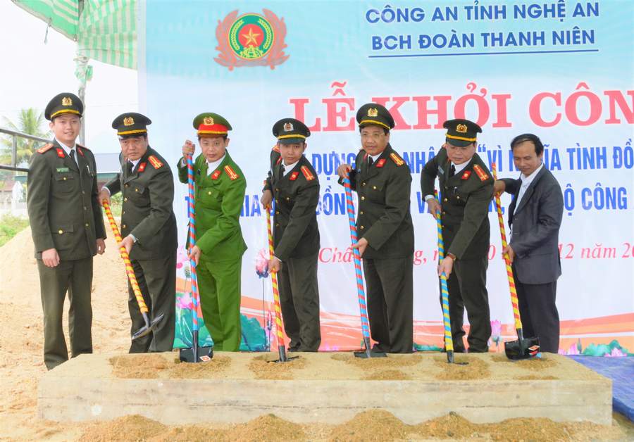 Lễ động thổ khởi công xây dựng nhà cho đồng chí Vi Văn Tuấn