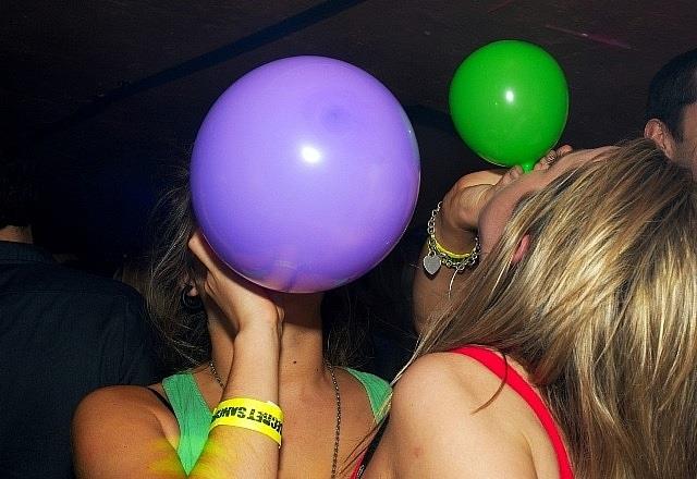 Sử dụng “bóng cười” có thể gây rối loạn thần kinh, tổn thương não. Ảnh minh hoạ