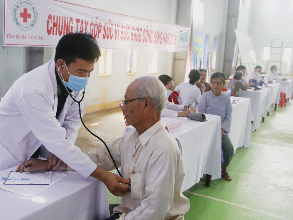 Bác sĩ của Bộ đội Biên phòng tỉnh khám bệnh miễn phí cho người cao tuổi xã Hòa Hiệp (huyện Xuyên Mộc).