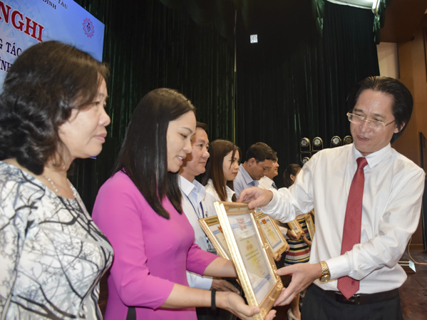 Ông Huỳnh Đức Dũng, Phó Giám đốc Sở Văn hóa và Thể thao tỉnh tặng giấy khen cho các tập thể có thành tích xuất sắc liên quan đến công tác gia đình.