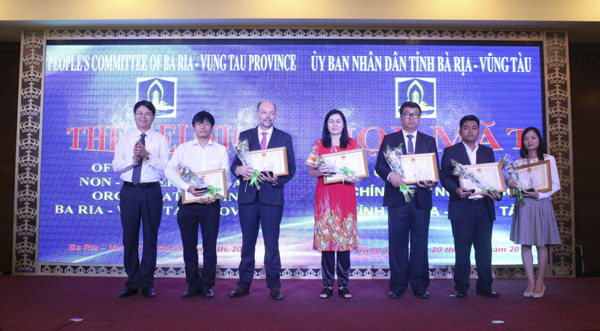 Đồng chí Nguyễn Thanh Tịnh, Phó Chủ tịch UBND tỉnh tặng Bằng khen cho các tổ chức, cá nhân.