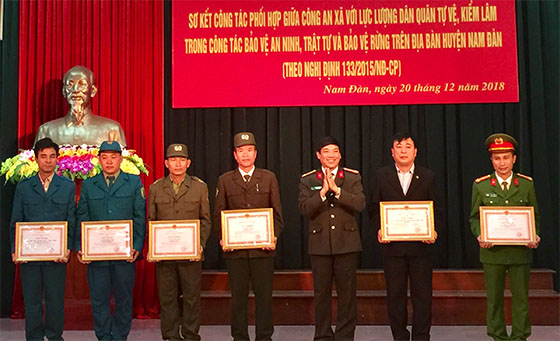 Lãnh đạo Công an tỉnh trao thưởng cho các tập thể, cá nhân đạt thành tích xuất sắc