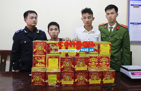 Đối tượng Nguyễn Văn Thịnh (áo trắng) và Nguyễn Công Thái cùng số tang vật tại Cơ quan Công an
