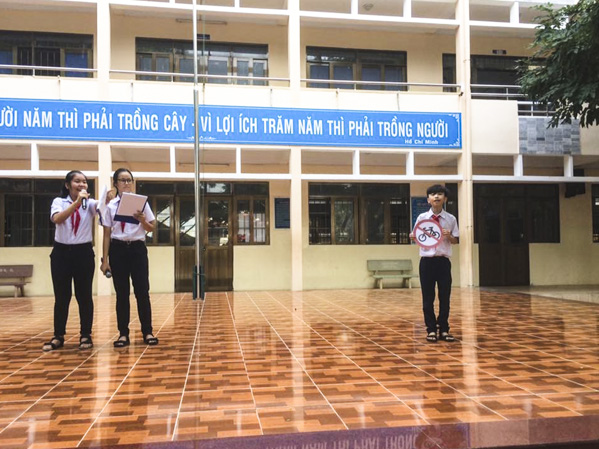 Tiết mục hoạt cảnh dưới cờ về chủ đề ATGT của học sinh lớp 7.2, Trường THCS Phước Thắng, TP.Vũng Tàu.