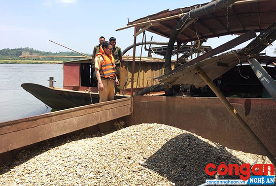 Cán bộ Đội Tuyên truyền - xử lý giao thông đường thủy xử lý 1 trường hợp khai thác cát trái phép