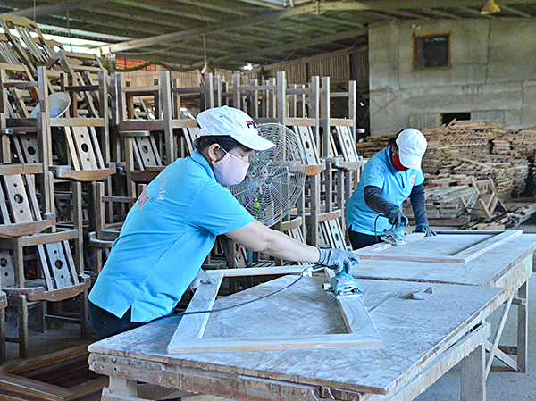 Năm 2018, tổng giá trị sản xuất công nghiệp - tiểu thủ công nghiệp trên địa bàn huyện Long Điền ước đạt 2.493,3 tỷ đồng. Trong ảnh: Sản xuất gỗ tại Công ty TNHH Chu Lai (xã An Ngãi, huyện Long Điền).