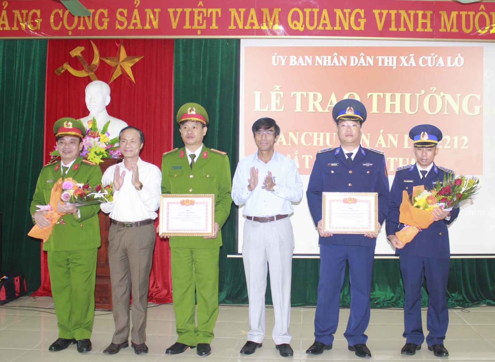 Lãnh đạo thị xã Cửa Lò trao giấy khen cho Đoàn Đặc nhiệm PCTP ma túy số 2 và Công an TX Cửa Lò