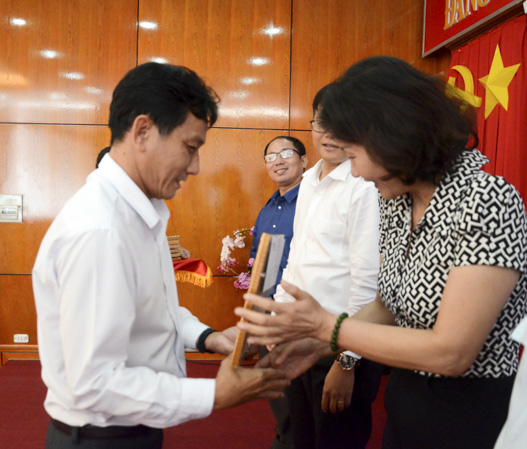 Ông Trần Thanh Hải, Phó Giám đốc Công ty Điện lực BR-VT trao thưởng cho các tổ chức tuyên truyền, sử dụng điện an toàn - tiết kiệm - hiệu quả năm 2018.