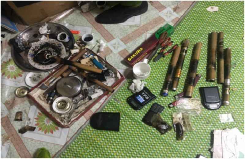 Khám xét khẩn cấp nhà ở của đối tượng, lực lượng chức năng thu giữ nhiều tang vật khác liên quan đến hoạt động mua bán trái phép chất ma túy