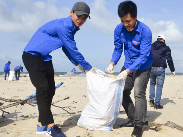 ĐVTN thu gom rác thải tại bờ biển ấp Phước Lộc (xã Phước Hưng, huyện Long Điền). 