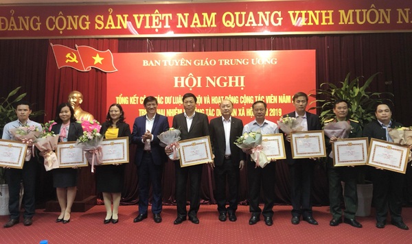 Lãnh đạo Ban Tuyên giáo Trung ương tặng bằng khen cho các tập thể, cá nhân có thành tích xuất sắc trong năm 2018. (Ảnh:NK)