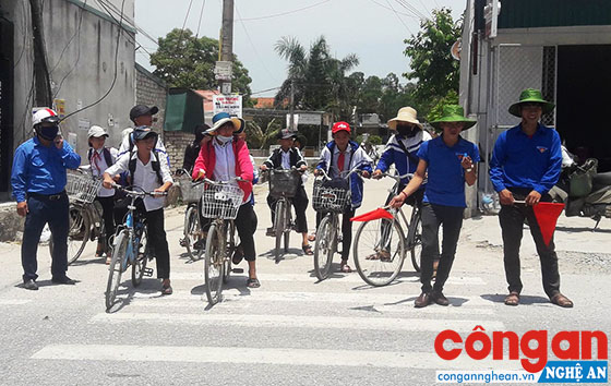 Đội Thanh niên tình nguyện đảm bảo trật tự an toàn giao thông hướng dẫn, phân luồng giao thông vào giờ tan học