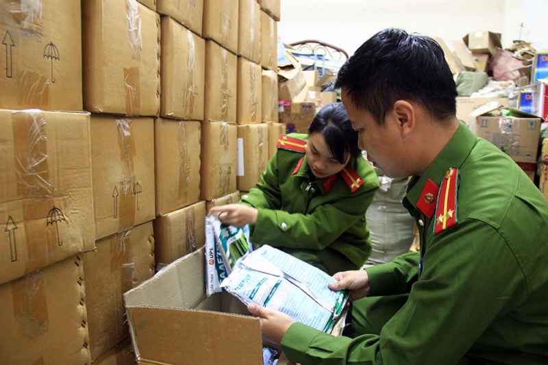 Cán bộ công an kiểm đếm số thuốc bảo vệ thực vật SAAF 75WP đang lưu giữ tại kho tang vật của Công an tỉnh. Ảnh: Đ.H