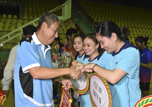  Ông Phan Trọng Tuấn, Phó Chủ tịch Liên đoàn Bóng bàn tỉnh BR-VT trao Cờ lưu niệm cho các đội dự giải.