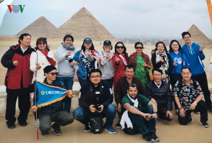   Đoàn khách du lịch chụp ảnh chung tại  Kim Tự Tháp Giza vài giờ trước khi bị tấn công ở cách đó khoảng 10km. Ảnh: Ngọc Thạch/VOV-Cairo.