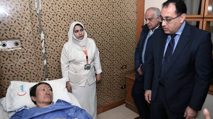   Thủ tướng Ai Cập Moustafa Madbouly tới thăm hỏi nạn nhân tại bệnh viện Al-Haram. Ảnh: FT.
