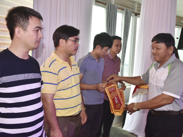 Ông Đặng Văn Cường, Giám đốc Trung tâm Huấn luyện và Thi đấu TDTT tỉnh trao Cờ lưu niệm cho các đội dự giải.
