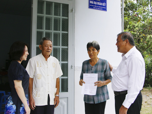 UBMTTQ Việt Nam tỉnh phối hợp với Công ty Điện lực TNHH BOT Phú Mỹ 3 trao nhà cho hộ nghèo trên địa bàn TX. Phú Mỹ. Ảnh: BÙI HƯƠNG
