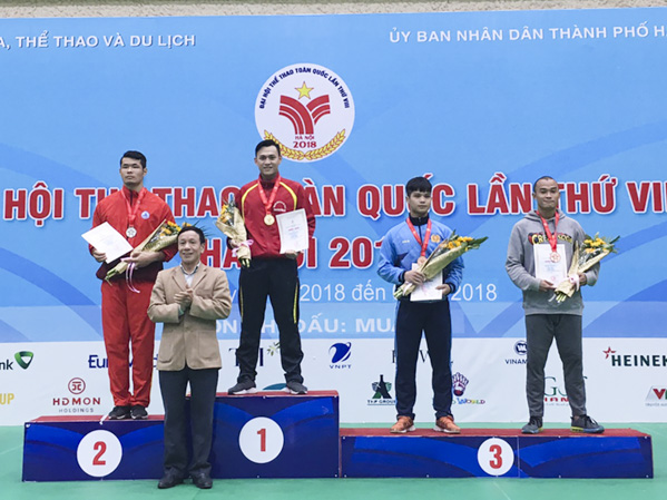 Võ sĩ Trần Quang Minh nhận HCV môn muay Thái hạng cân 86kg tại Đại hội TDTT toàn quốc lần thứ VIII.