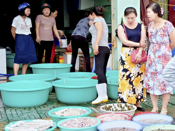 Khách hàng chọn mua hải sản trên đường Nguyễn Hữu Cảnh, TP. Vũng Tàu chiều 30-12.