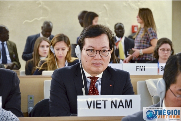 Sự kiện tiếp theo thể hiện dấu ấn Việt Nam trên trường quốc tế là việc Hội đồng Nhân quyền Liên Hợp Quốc thông qua Nghị quyết về biến đổi khí hậu và quyền con người do Việt Nam dự thảo tại khóa họp thường kỳ lần thứ 38 (tháng 7/2018). Nghị quyết do Việt Nam, Philippines và Bangladesh đồng tác giả tập trung vào tác động của biến đổi khí hậu đối với quyền của phụ nữ. Trong ảnh: Đại sứ Dương Chí Dũng, Trưởng Phái đoàn Việt Nam tại Geneva tham dự Khóa họp. (Ảnh: baoquocte.vn)